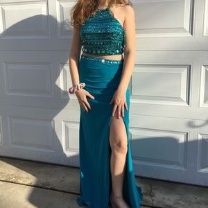 A prom/formal/bridal dress! Size 8 dress!